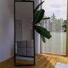 stojaté zrkadlo čierne v spálni