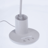 biela LED lampa s miestom na perá